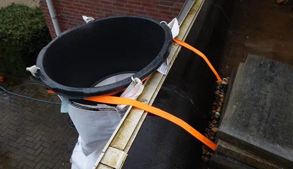 Rubbisch-chute-attaching-e1747498317315 Stortkoker gebruiken